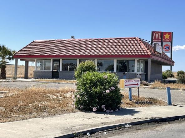 Freestanding Freeway Visible Restaurant + Equipment : 25014 W Dorris Ave, Coalinga, CA 93210